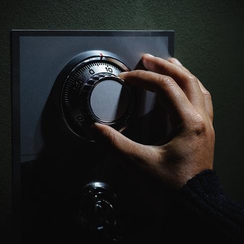 Filmleri aratmayan soygun! Kendilerini kilitledikleri odadan s�rra kadem bast�lar