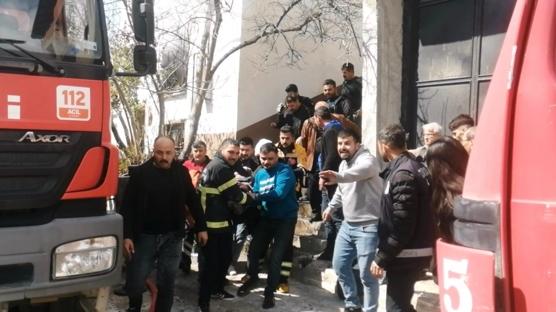 Kom�usunu kurtarmak isterken can�ndan oldu