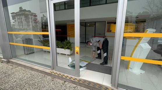 Polis o ��phelinin pe�inde! Banka cam�n� k�rd�, hi�bir �ey almadan ka�t�