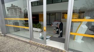 Polis o ��phelinin pe�inde! Banka cam�n� k�rd�, hi�bir �ey almadan ka�t�