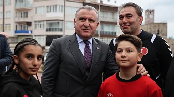 Bakan Bak: T�rkiye bir spor devrimi ya�amaktad�r