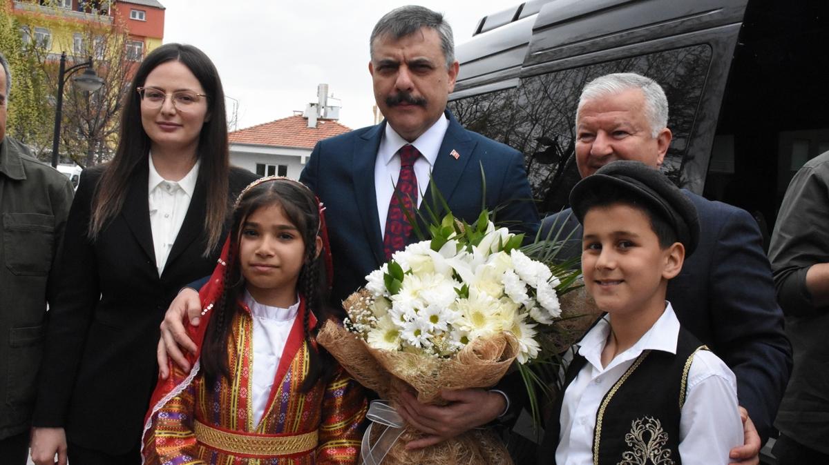 Bakan �ift�i'den G�la�a�'a vefa ziyareti: Kaymakam olarak atand��� il�eye 'bakan' olarak d�nd�