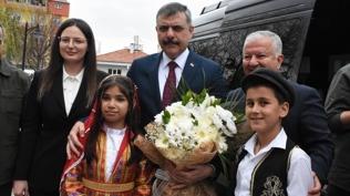 Bakan �ift�i'den G�la�a�'a vefa ziyareti: Kaymakam olarak atand��� il�eye 'bakan' olarak d�nd�