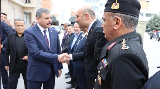 Bakan �ift�i'den G�la�a�'a vefa ziyareti: Kaymakam olarak atand��� il�eye 'bakan' olarak d�nd�