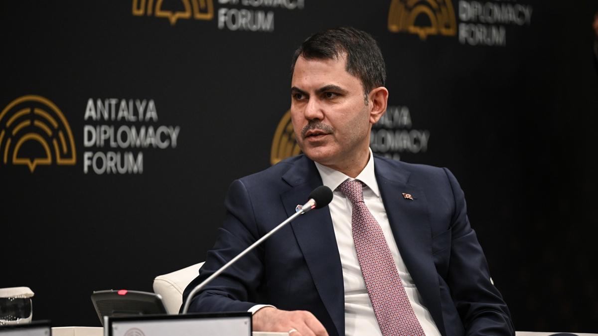 Bakan Kurum: Fosil yak�tlardan uzakla�mak, temiz enerjiye ula�mak zorunday�z