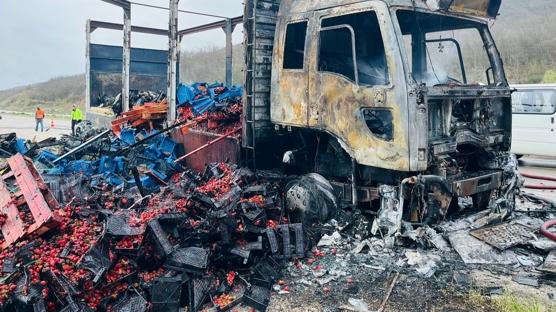 �ilek y�kl� kamyon alev alev yand�! S�r�c� can�n� zor kurtard�