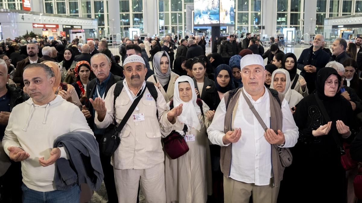 �stanbul'dan kutsal yolculuk ba�lad�: �lk hac kafilesi dualarla u�urland�