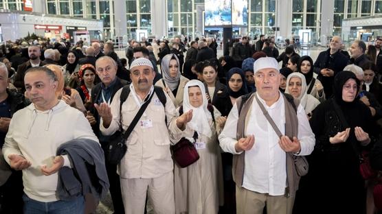 �stanbul'dan kutsal yolculuk ba�lad�: �lk hac kafilesi dualarla u�urland�