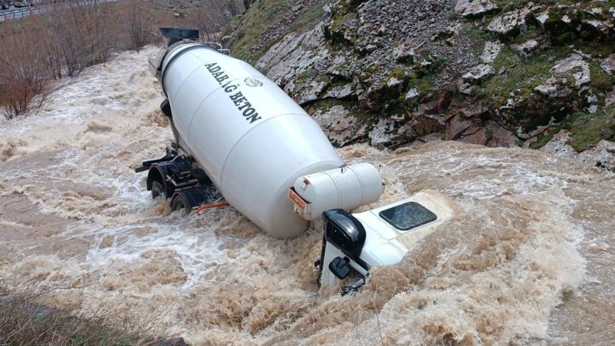 Beton mikseri hakimiyetini kaybetti dereye d��t�: S�r�c�den haber geldi