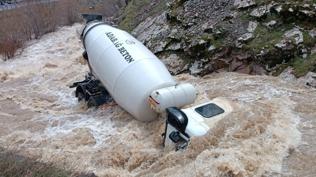 Beton mikseri hakimiyetini kaybetti dereye d��t�: S�r�c�den haber geldi