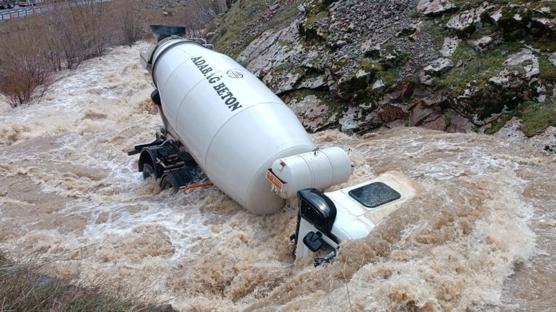 Bitlis'te feci kaza... Dere d��en beton mikserinin s�r�c�s� hayat�n� kaybetti