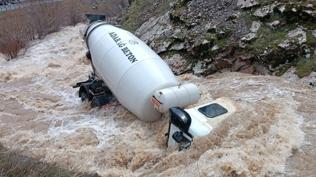 Bitlis'te feci kaza... Dere d��en beton mikserinin s�r�c�s� hayat�n� kaybetti