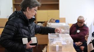 Bulgaristan 5 y�lda 8. kez sand�k ba��nda: Oy verme i�lemi ba�lad�