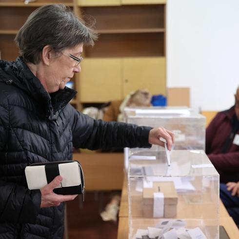 Bulgaristan 5 y�lda 8. kez sand�k ba��nda: Oy verme i�lemi ba�lad�