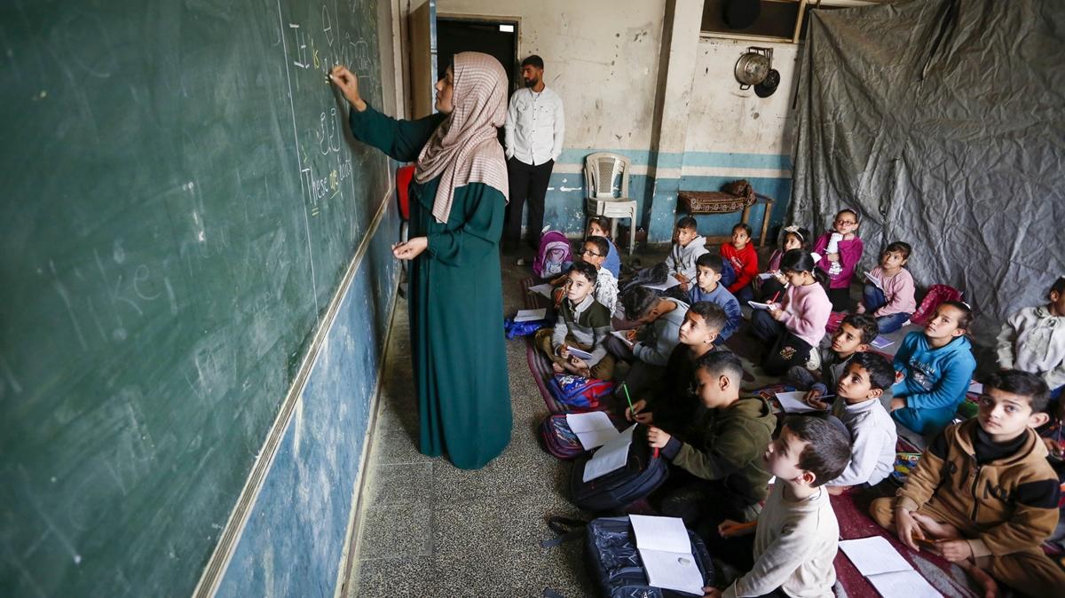 �srail'in Gazze zulm� bitmiyor: Filistinli ��renciler zor �artlarda e�itime devam ediyor