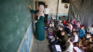 �srail'in Gazze zulm� bitmiyor: Filistinli ��renciler zor �artlarda e�itime devam ediyor