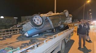 Kontrolden ��kt�, takla atarak durdu: Burunlar� bile kanamadan ��kt�lar