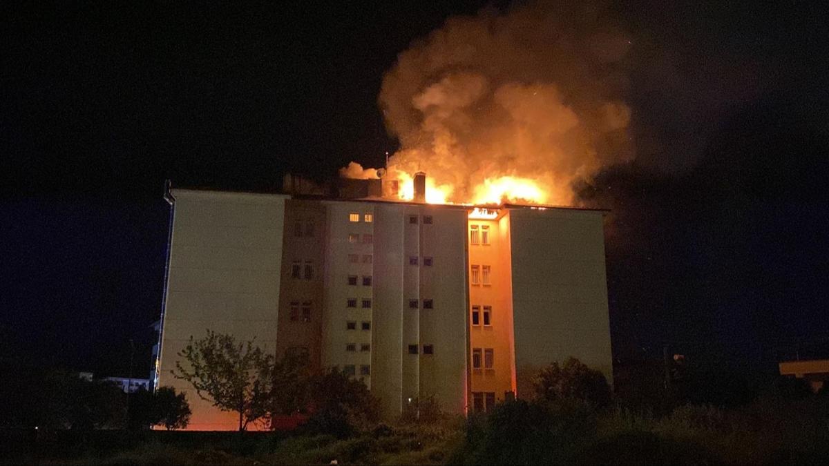 Lise yurdunda yang�n pani�i! ��renciler tahliye edildi