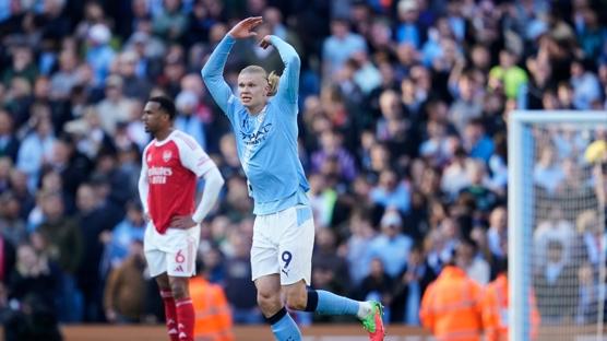 Manchester City, Arsenal'i devirdi: �ampiyonluk yar��� alev ald�!