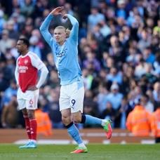 Manchester City, Arsenal'i devirdi: �ampiyonluk yar��� alev ald�!