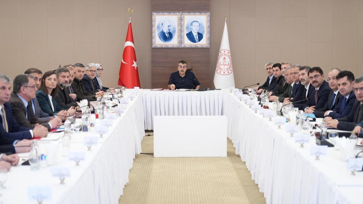 Okullarda g�venlik toplant�s�: E�itimde al�nan tedbirler masada