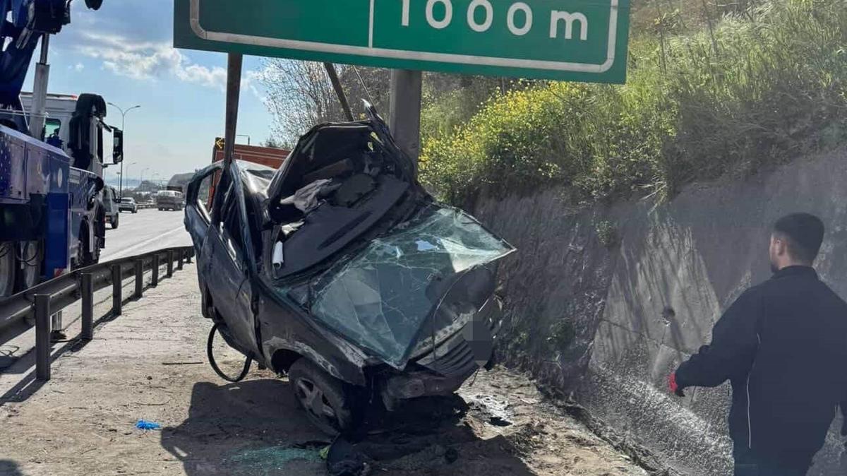 TEM'de feci kaza... Otomobil y�n levhas�na sapland�