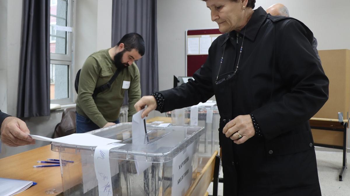 Trakya'da se�im heyecan�! Kom�u i�in sand�k ba��na gittiler