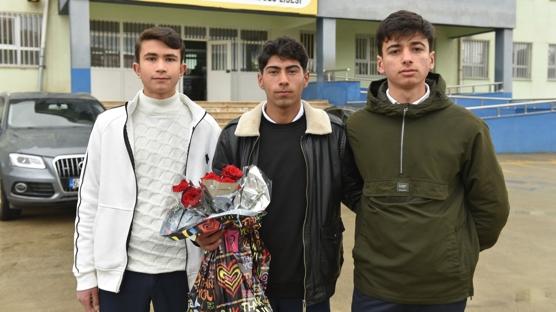 16 ki�i yaralanm��t�! Siverek'te silahl� sald�r�n�n ger�ekle�ti�i okulda e�itim ��retim yeniden ba�lad�