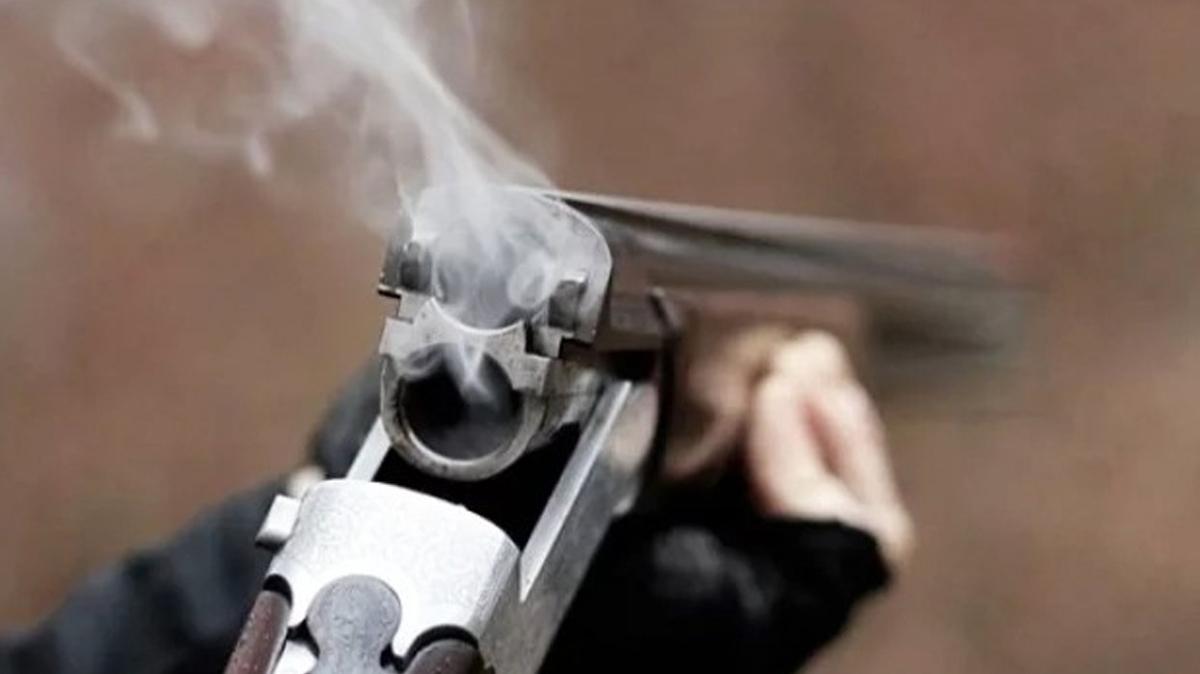 Ailede deh�et! Baba o�lunu t�fekle vurdu