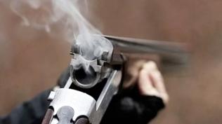 Ailede deh�et! Baba o�lunu t�fekle vurdu