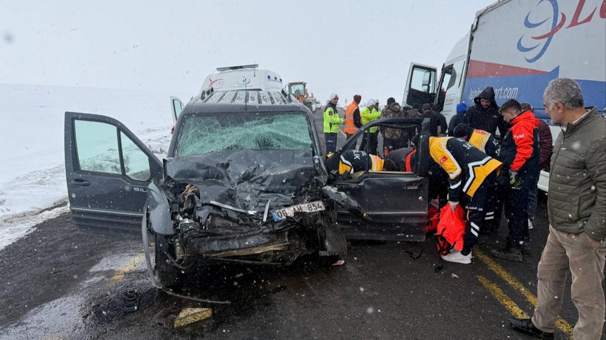 Artvin'de feci kaza... T�r ile kamyonet �arp��t�