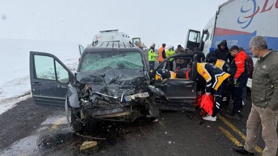 Artvin'de feci kaza... T�r ile kamyonet �arp��t�