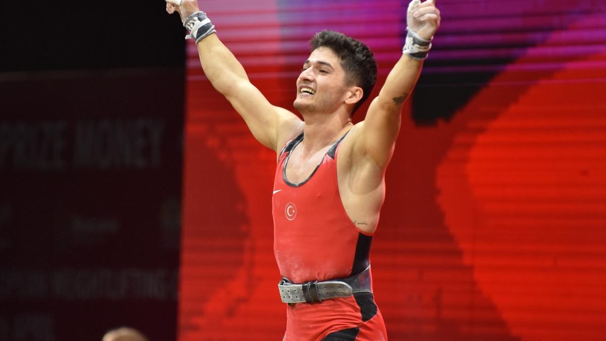 Bakan Bak, milli halterci Furkan �zbek'i tebrik etti