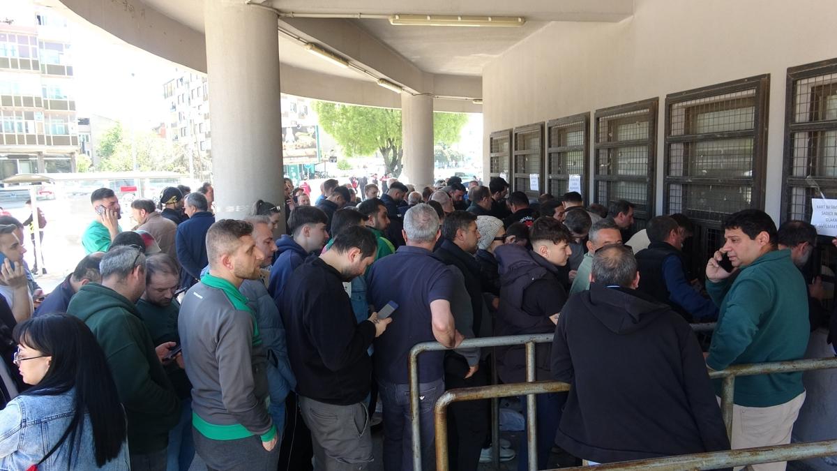 Bursaspor kombinelerine b�y�k ilgi, taraftar saatlerce kuyrukta bekledi