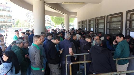Bursaspor kombinelerine b�y�k ilgi, taraftar saatlerce kuyrukta bekledi