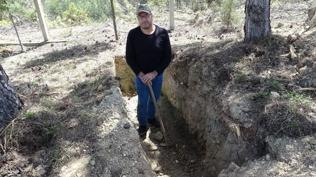 'Dokuz can�n� t�kettim' deyip mezar�n� kazd�! Karab�k'te ilgin� olay