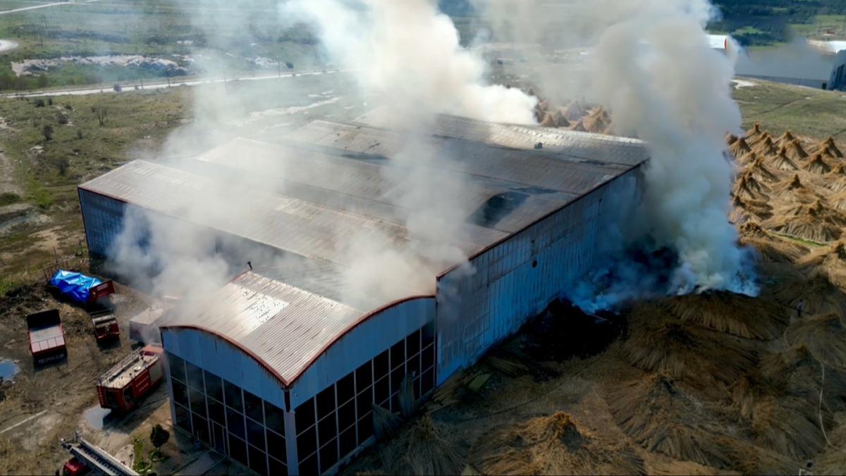 Fabrikada yang�n h�zla yay�ld�: Alevler metrelerce y�kse�e ��kt�