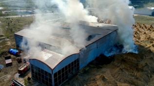 Fabrikada yang�n h�zla yay�ld�: Alevler metrelerce y�kse�e ��kt�