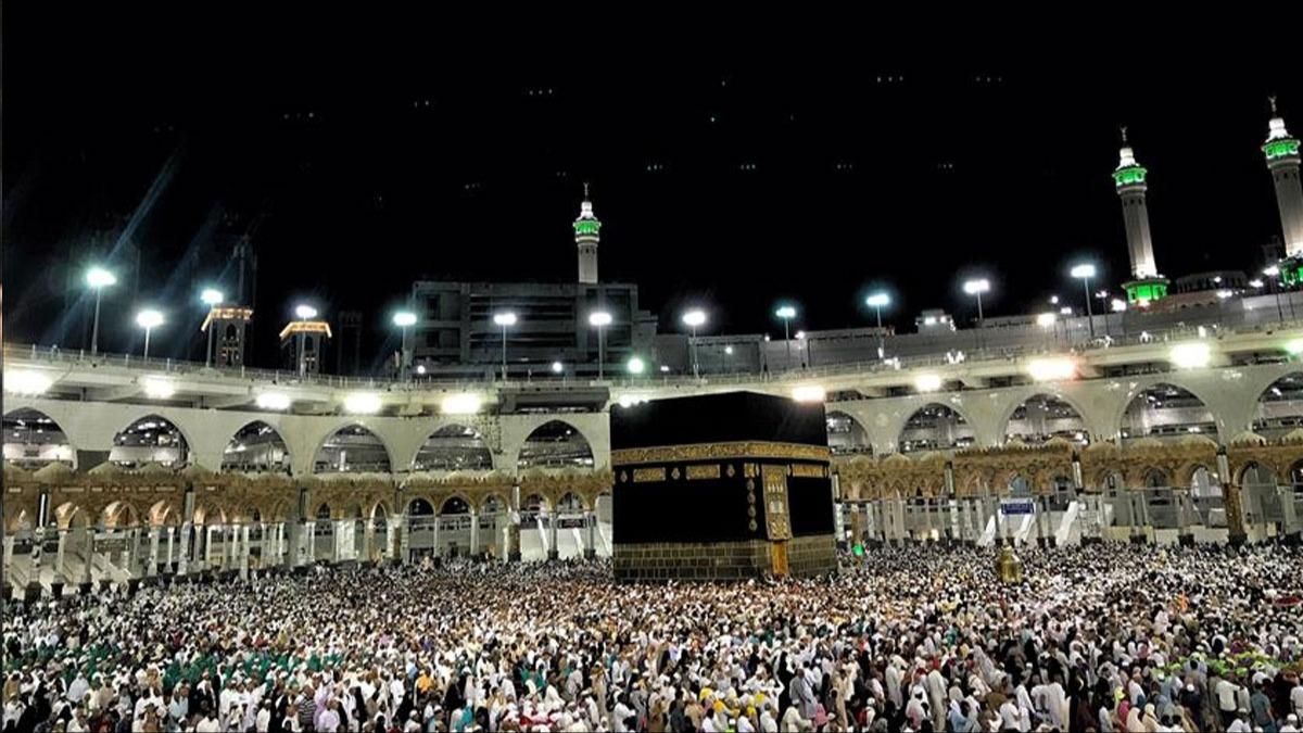 Hac� adaylar� dualarla kutsal topraklar�n yolunu tuttu