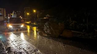 Hakkari'de faciadan d�n�ld�... Yama�tan kopan kaya yola d��t�