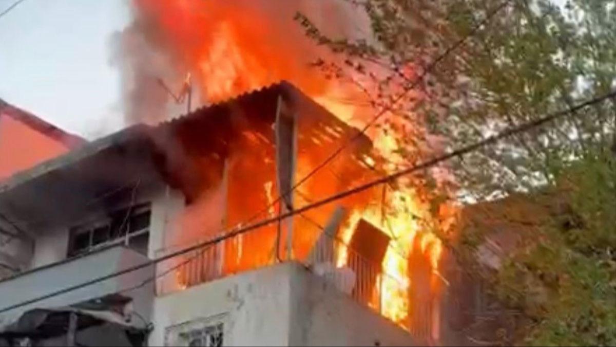 �zmir'de dumanl� pusu ��kt�: 3 bin zehir hap� ve silahla su��st�