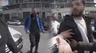 �zmir'de 'sinyalsiz' magandal�k: Kurallar� �i�nediler, uyaran vatanda�� darp ettiler!