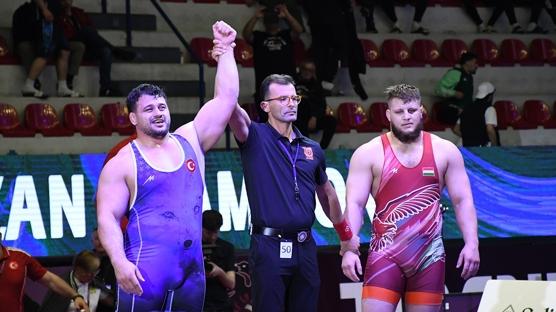 Bakan Bak'tan Milli G�re��i R�za Kayaalp'e tebrik