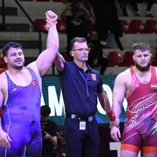 Bakan Bak'tan Milli G�re��i R�za Kayaalp'e tebrik