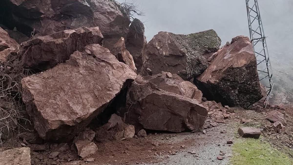 Batman'da grup k�y yolu heyelan nedeniyle ula��ma kapand�