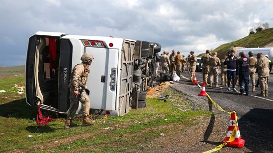 Otob�s devrildi, can kayb� ve yaral�lar var