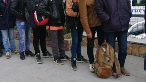 �ki ilde 11 d�zensiz g��men yakaland�