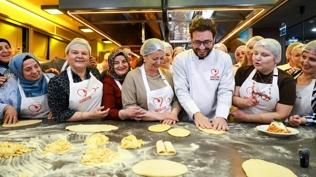 �nl� �ef Danilo Zanna depremzede kad�nlarla ayn� mutfakta bulu�tu