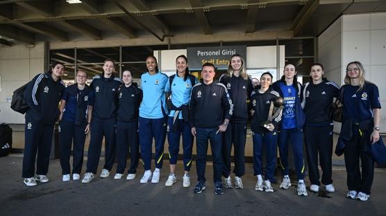 Avrupa �ampiyonu Fenerbah�e Opet oyuncular�, kupayla taraftar�n kar��s�nda