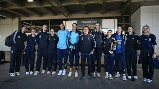 Avrupa �ampiyonu Fenerbah�e Opet oyuncular�, kupayla taraftar�n kar��s�nda